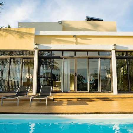 Villa Angelou - Sunlit Beach Getaway With Pool And Wifi Belle Mare Exteriör bild