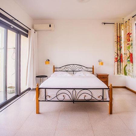 Villa Angelou - Sunlit Beach Getaway With Pool And Wifi Belle Mare Exteriör bild