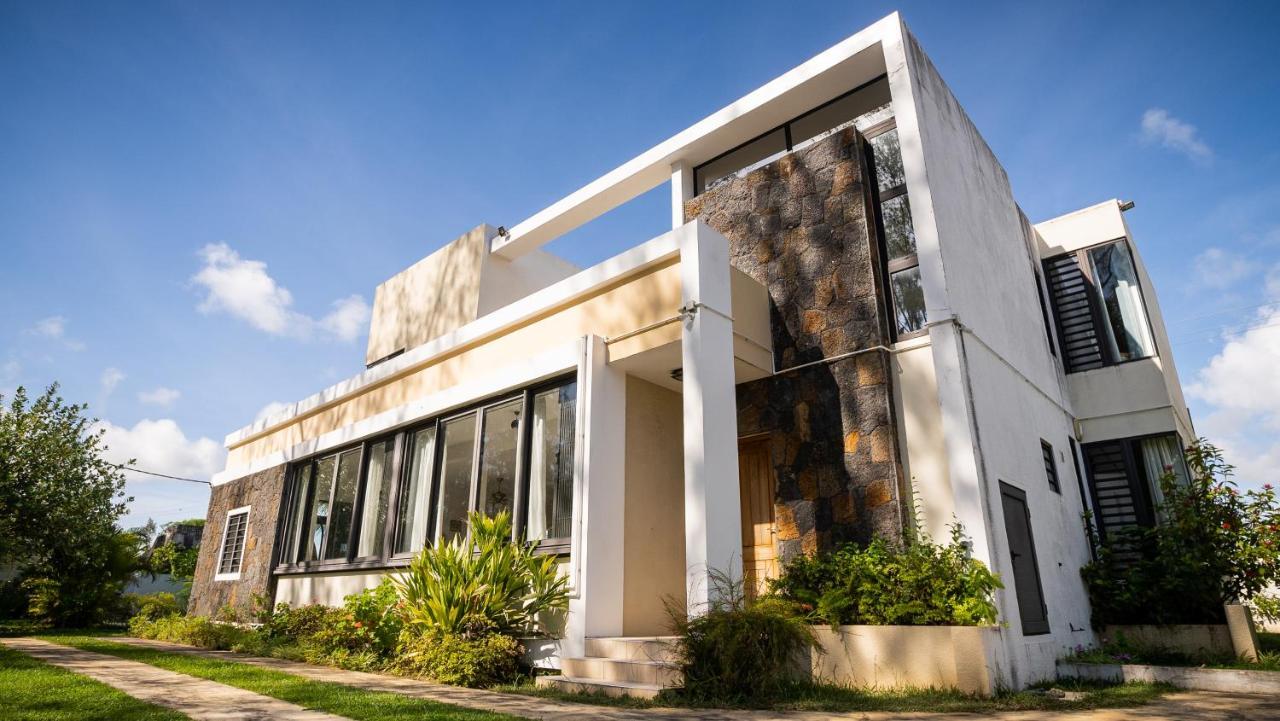Villa Angelou - Sunlit Beach Getaway With Pool And Wifi Belle Mare Exteriör bild