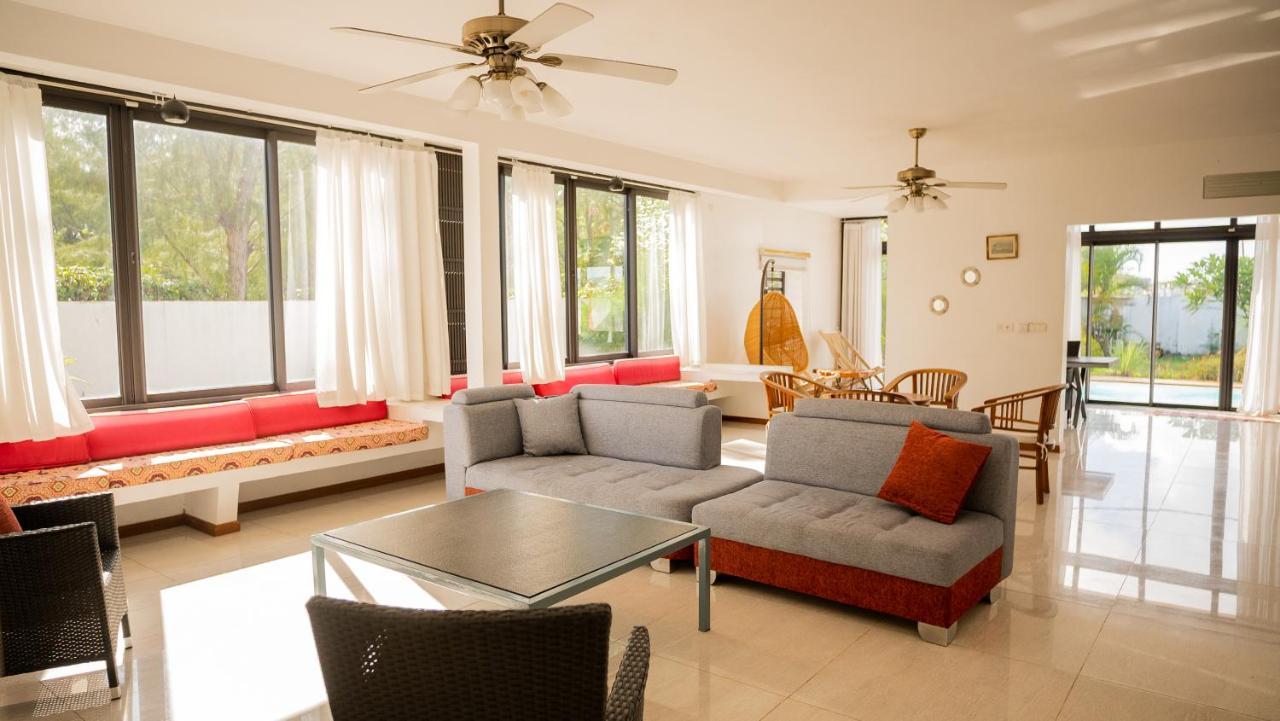 Villa Angelou - Sunlit Beach Getaway With Pool And Wifi Belle Mare Exteriör bild