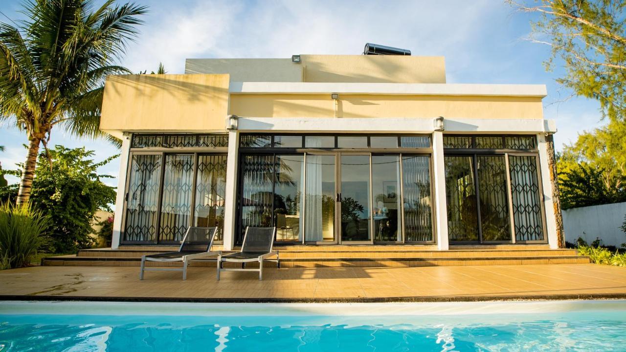 Villa Angelou - Sunlit Beach Getaway With Pool And Wifi Belle Mare Exteriör bild