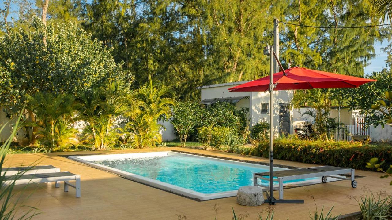 Villa Angelou - Sunlit Beach Getaway With Pool And Wifi Belle Mare Exteriör bild