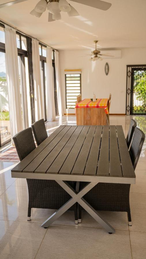 Villa Angelou - Sunlit Beach Getaway With Pool And Wifi Belle Mare Exteriör bild