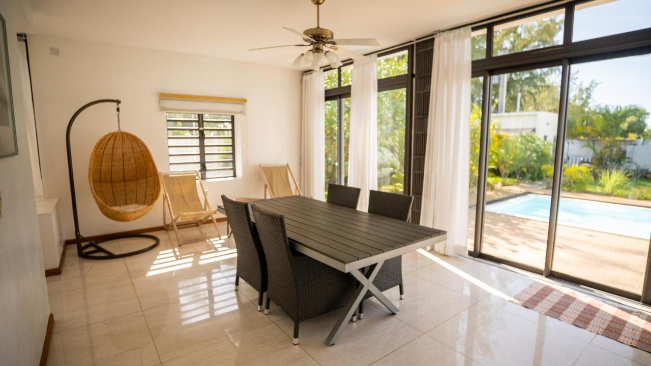 Villa Angelou - Sunlit Beach Getaway With Pool And Wifi Belle Mare Exteriör bild