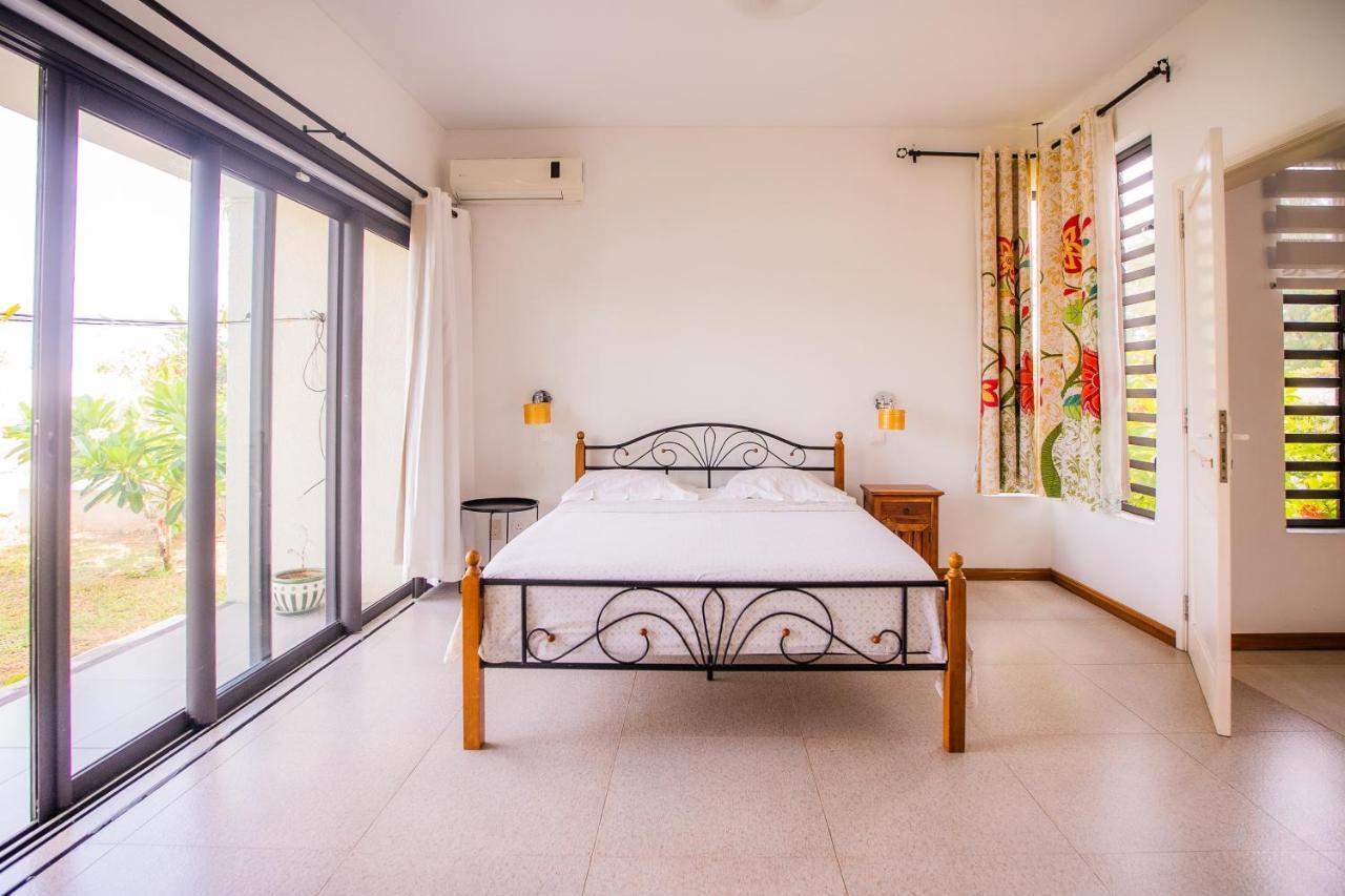 Villa Angelou - Sunlit Beach Getaway With Pool And Wifi Belle Mare Exteriör bild