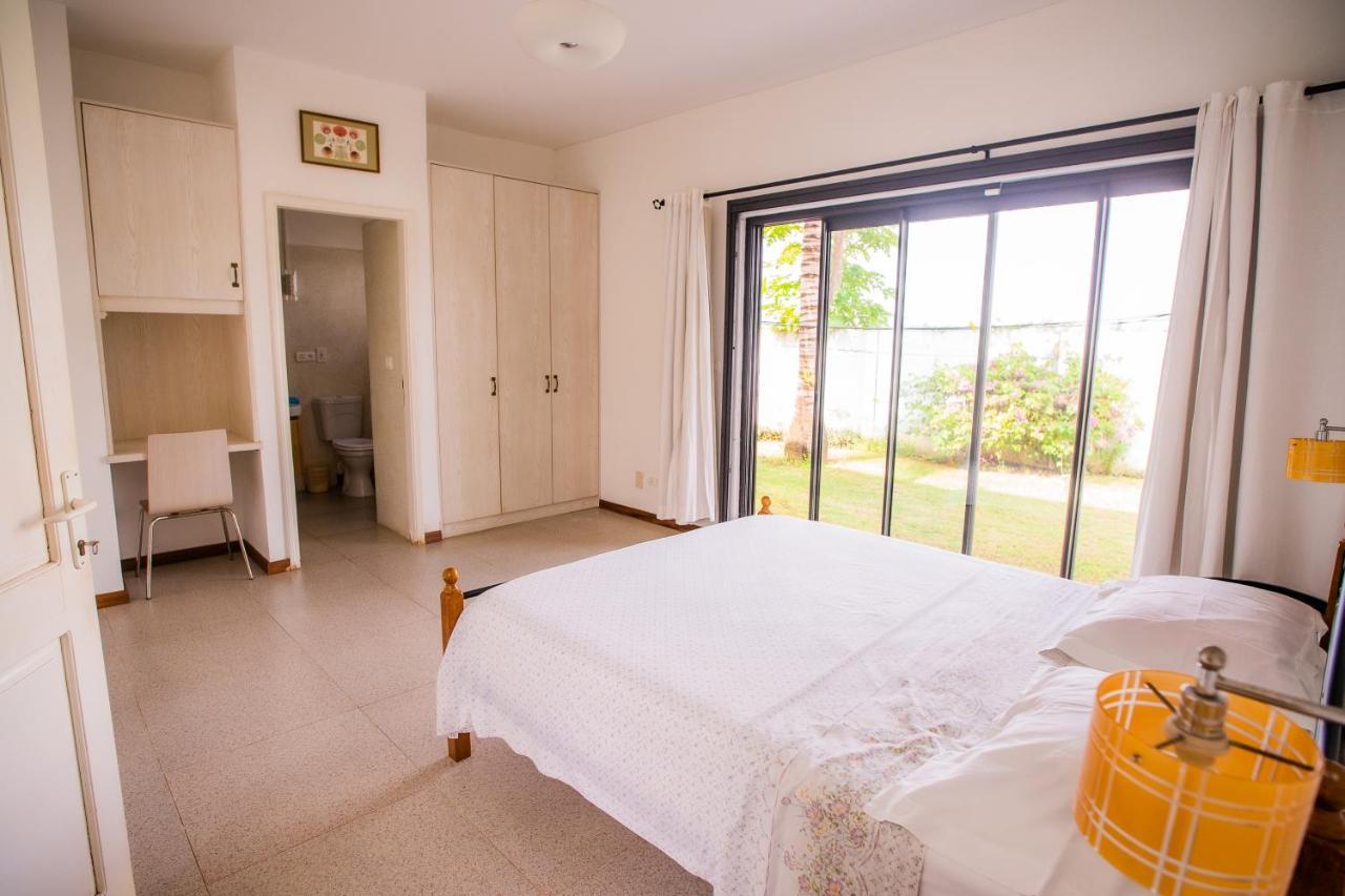 Villa Angelou - Sunlit Beach Getaway With Pool And Wifi Belle Mare Exteriör bild