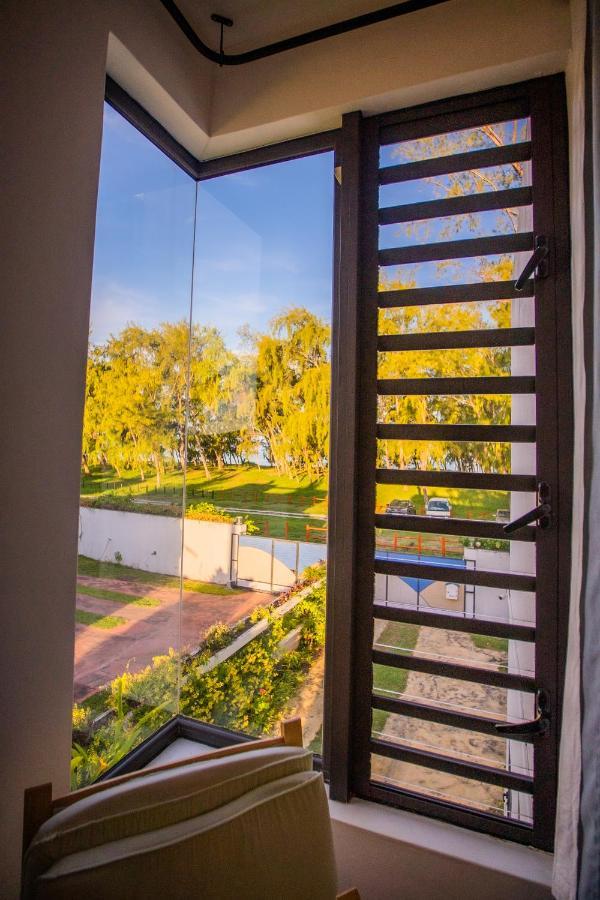 Villa Angelou - Sunlit Beach Getaway With Pool And Wifi Belle Mare Exteriör bild