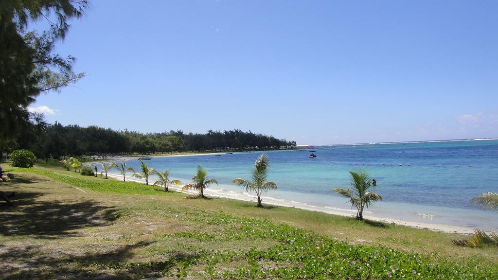 Villa Angelou - Sunlit Beach Getaway With Pool And Wifi Belle Mare Exteriör bild